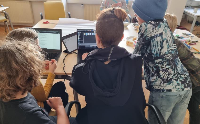 Kinder testen Software mit Artificial Museum und gold extra für das Forschungsprojekt AR Communities